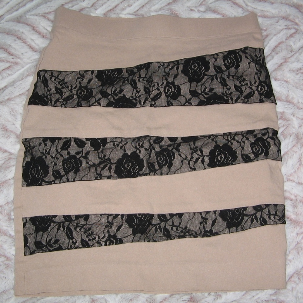 Heart Crush pale pink/black laced skirt